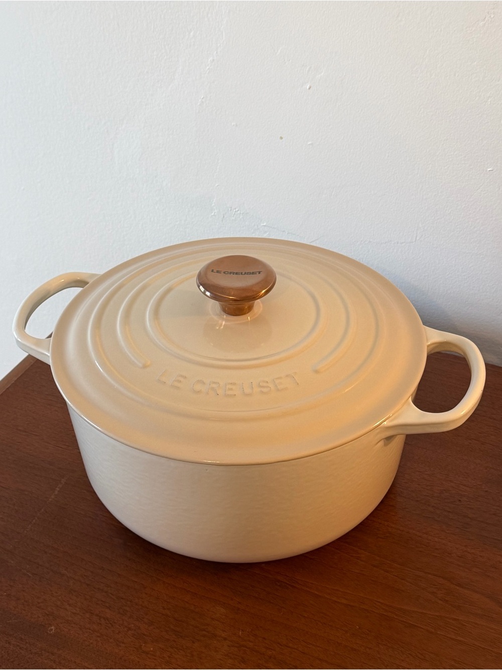 EUC Le Creuset Enameled Cast Iron Signature Round Dutch Oven, 5.5 qt. Meringue